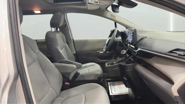Used 2023 Toyota Sienna XLE FWD image 13