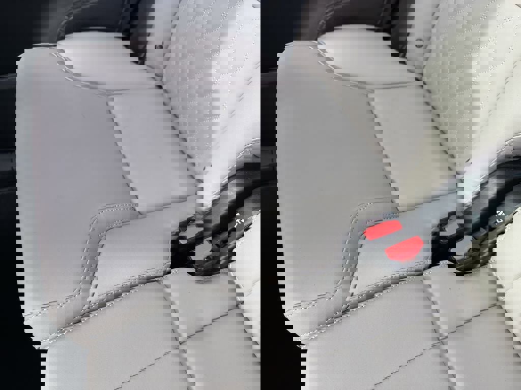 Certified 2025 Volvo XC90 B6 Plus image 32