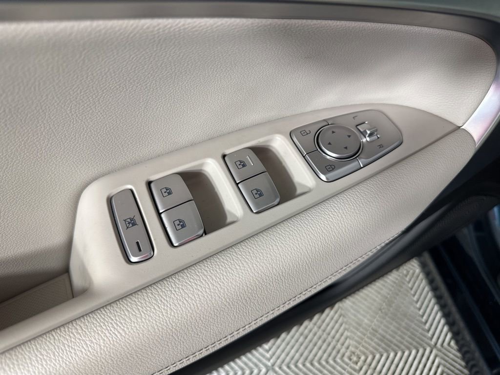 Used 2023 Genesis G70 2.0T image 8