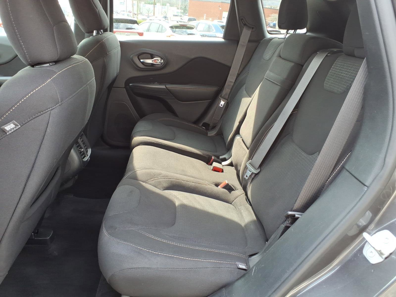 Used 2016 Jeep Cherokee Latitude AWD/4WD image 9