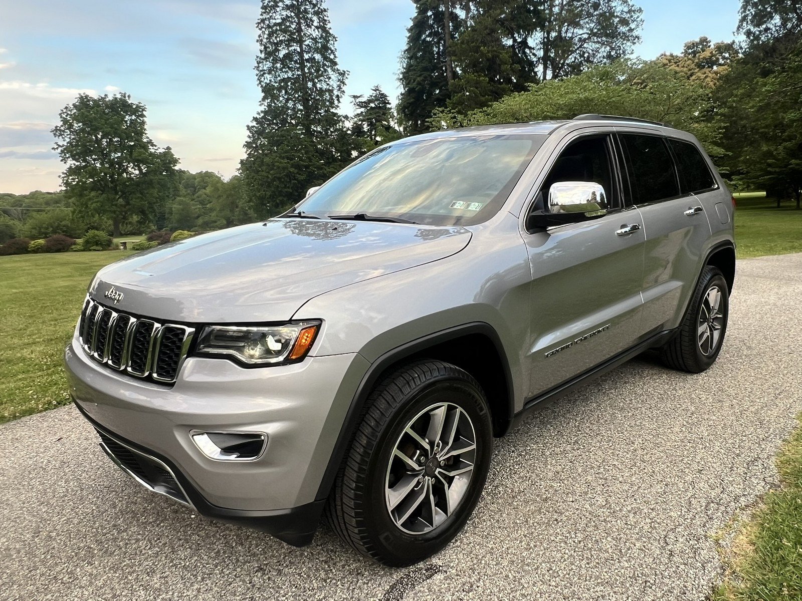 Used 2019 Jeep Grand Cherokee Limited w/ Luxury Group II AWD/4WD image 4
