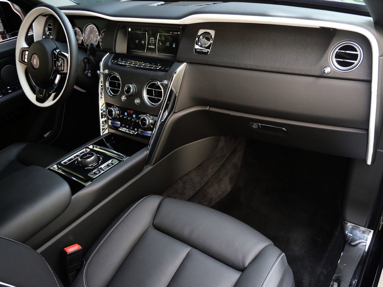 Certified 2023 Rolls-Royce Cullinan AWD/4WD image 18