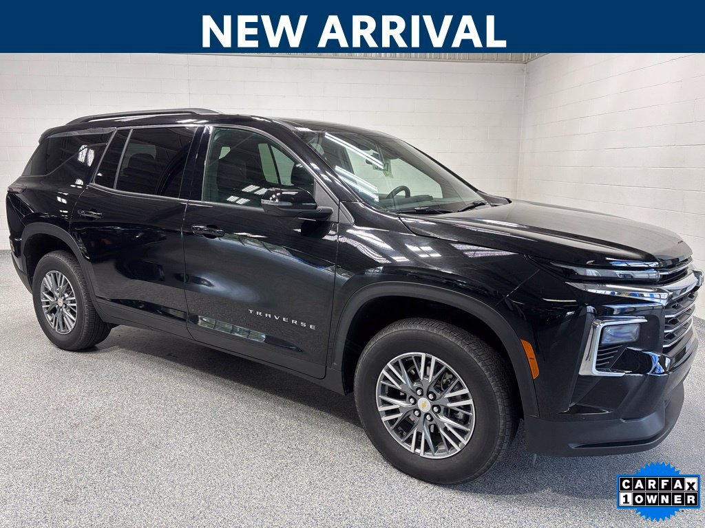 Used 2026 Chevrolet Traverse LT FWD image 1