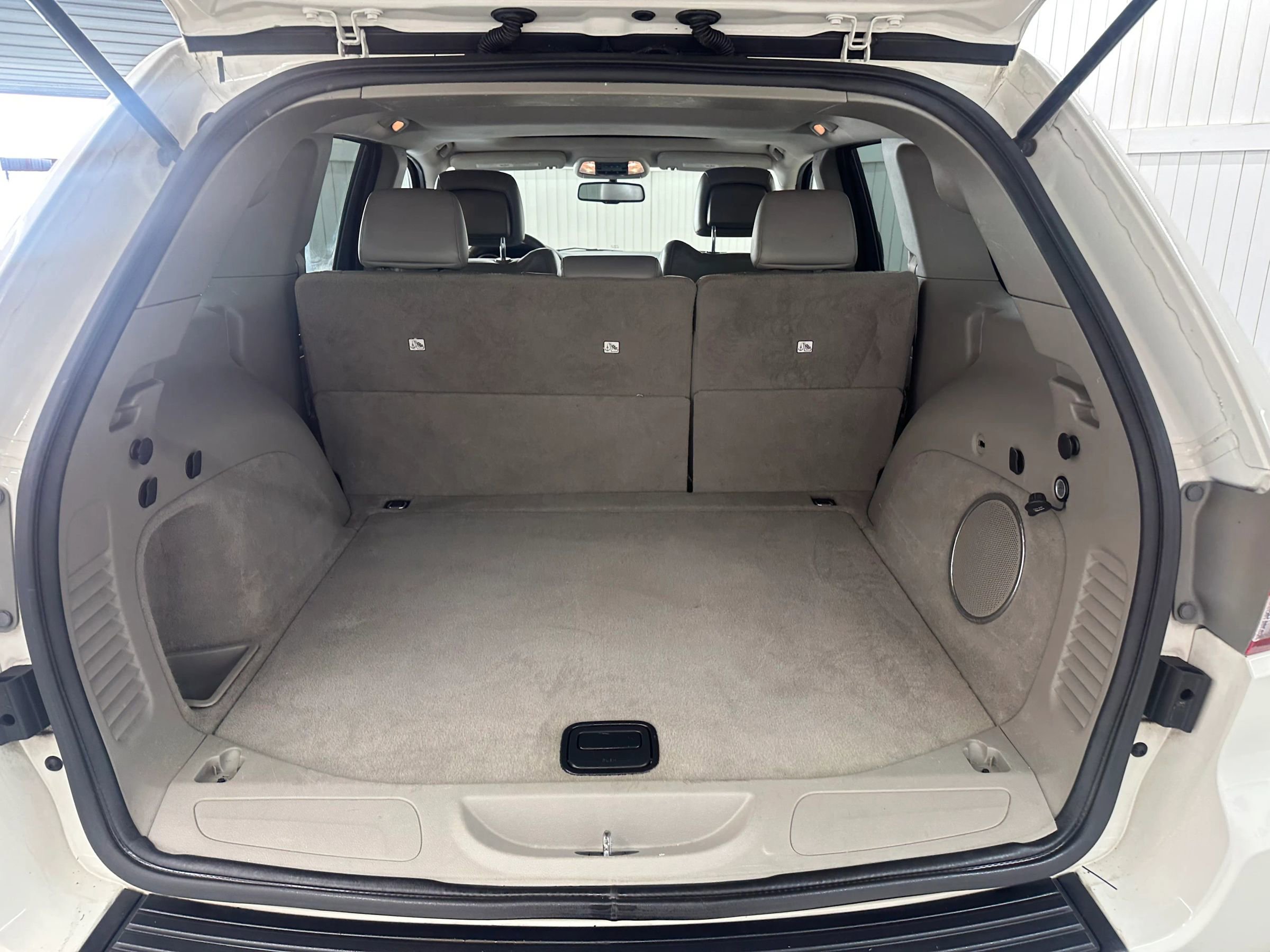 Used 2011 Jeep Grand Cherokee Laredo RWD image 13
