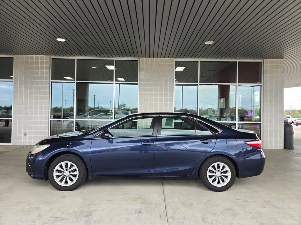 Used 2015 Toyota Camry LE image 4