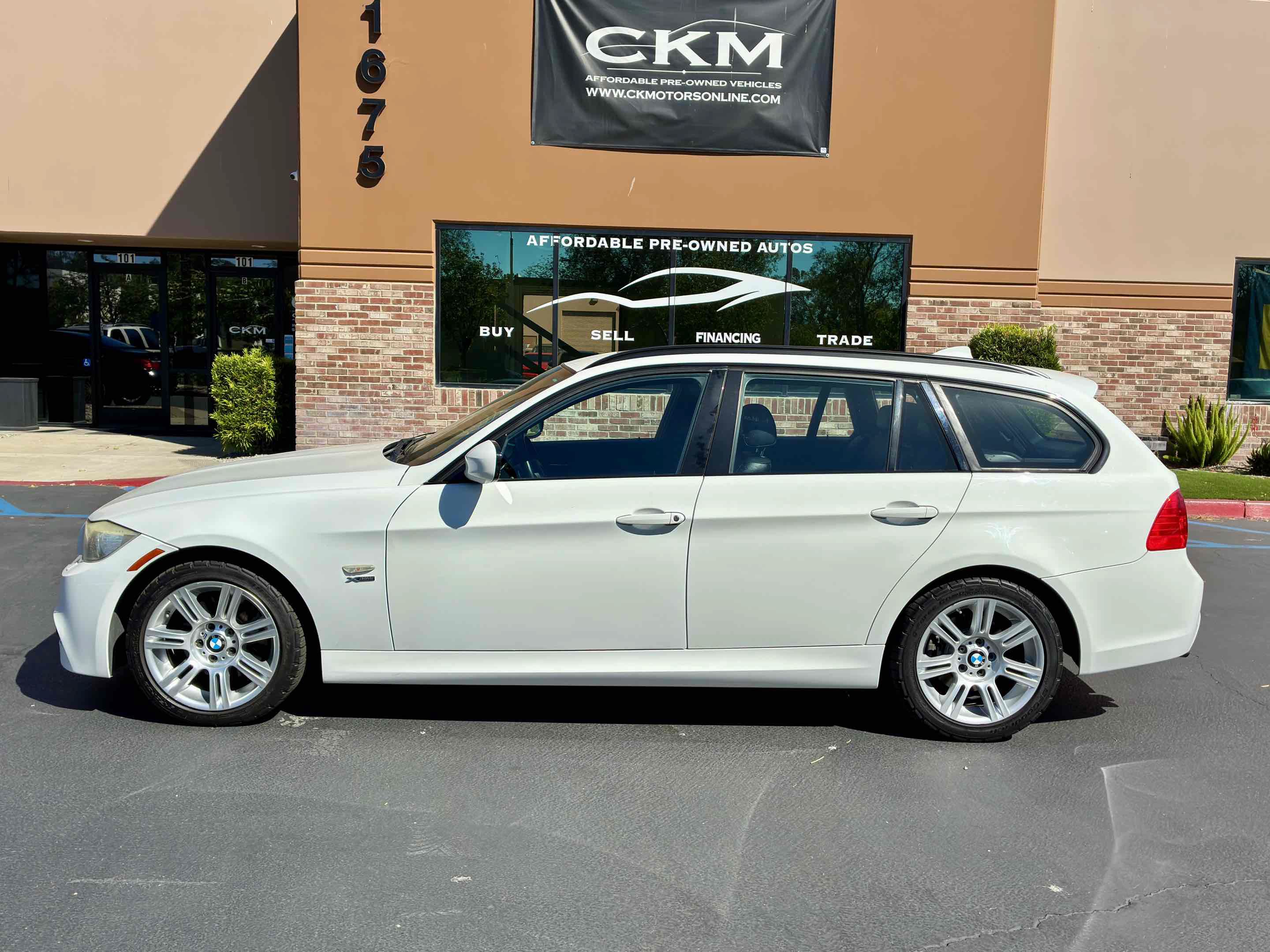 Used 2011 BMW 328i xDrive Wagon AWD/4WD image 3
