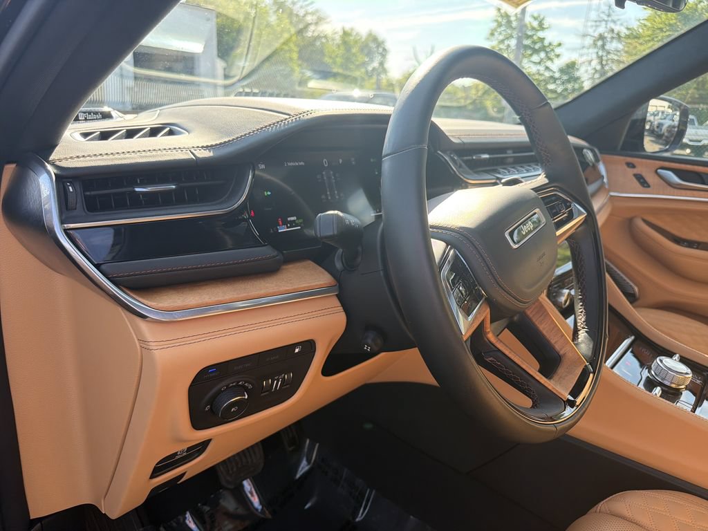 Used 2023 Jeep Grand Cherokee Summit AWD/4WD image 20