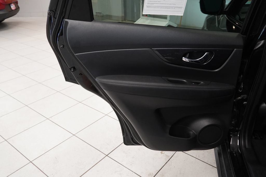 Used 2018 Nissan Rogue SV AWD/4WD image 20