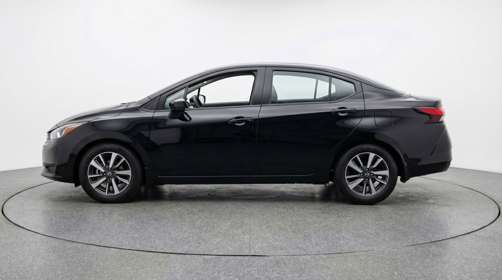 Used 2025 Nissan Versa SV image 5