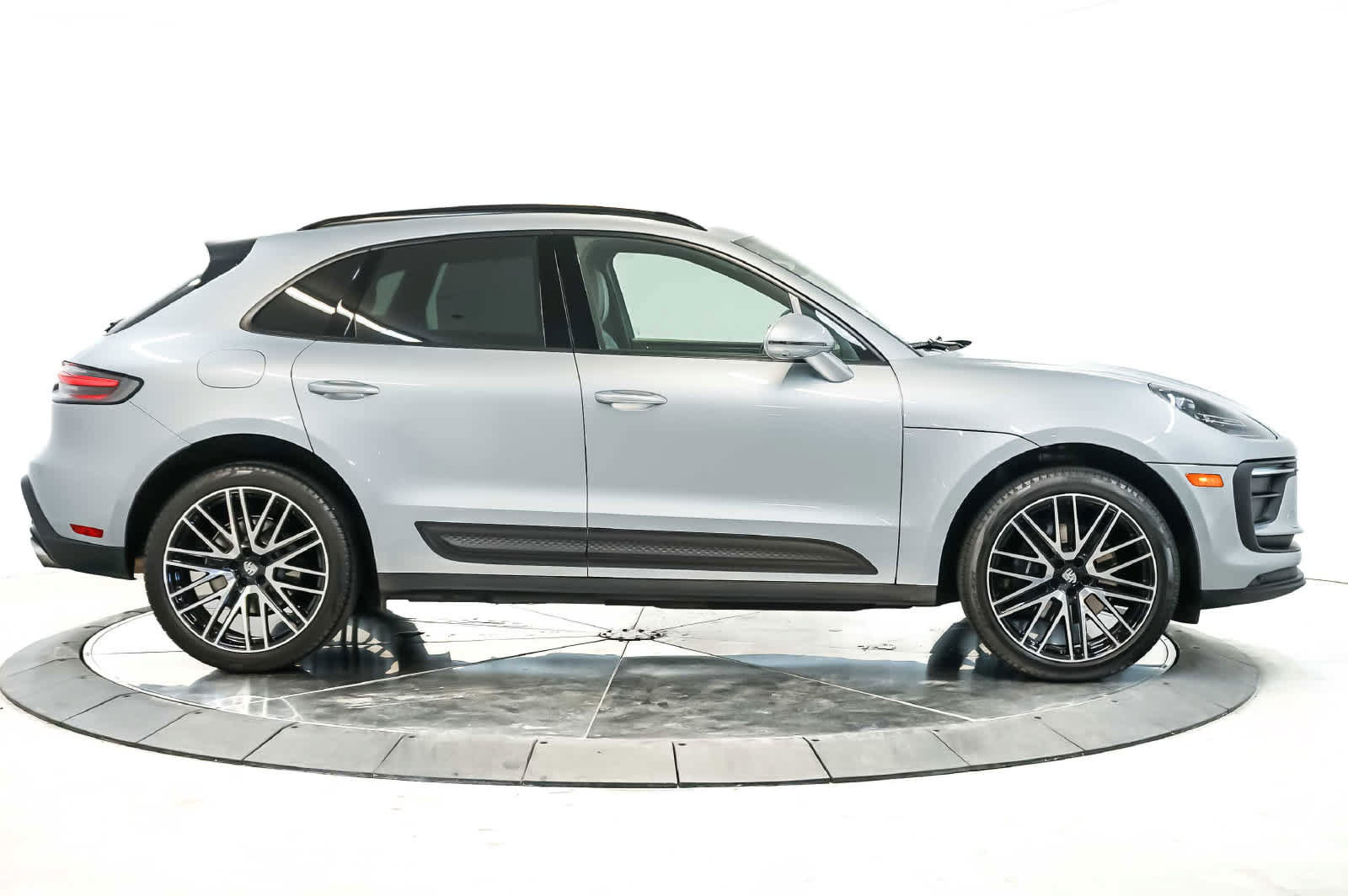 Certified 2024 Porsche Macan AWD/4WD image 8