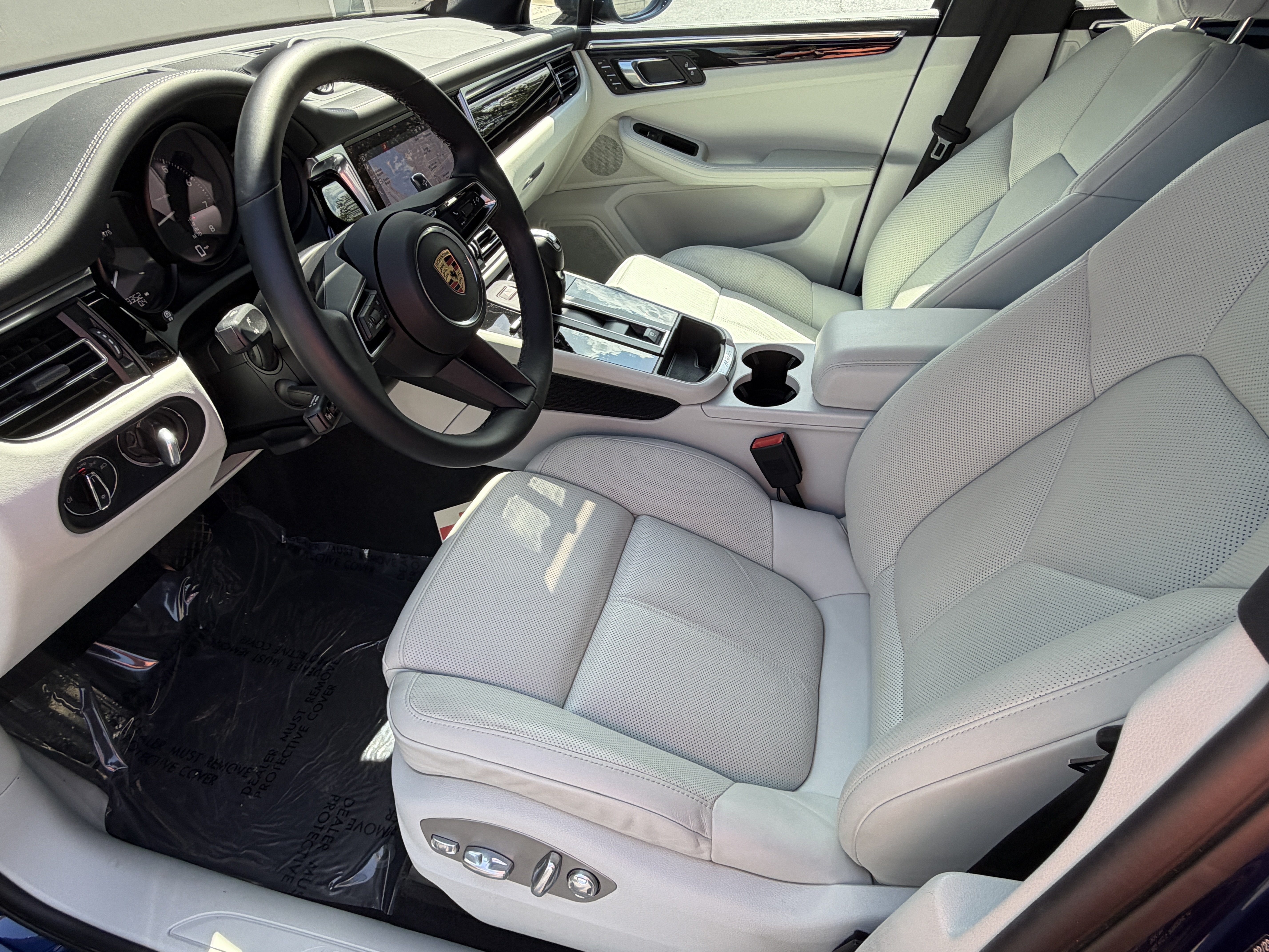 Certified 2023 Porsche Macan AWD/4WD image 4