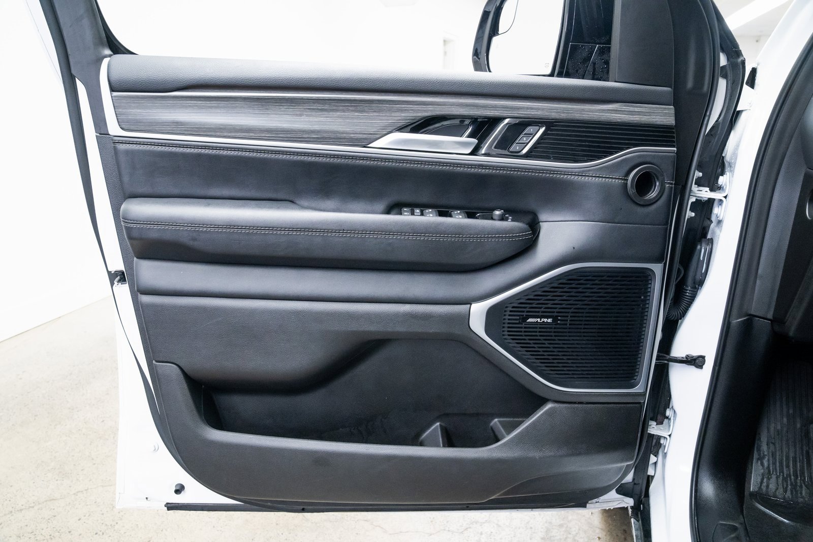 Used 2024 Jeep Wagoneer Series II w/ Convenience Group I image 17