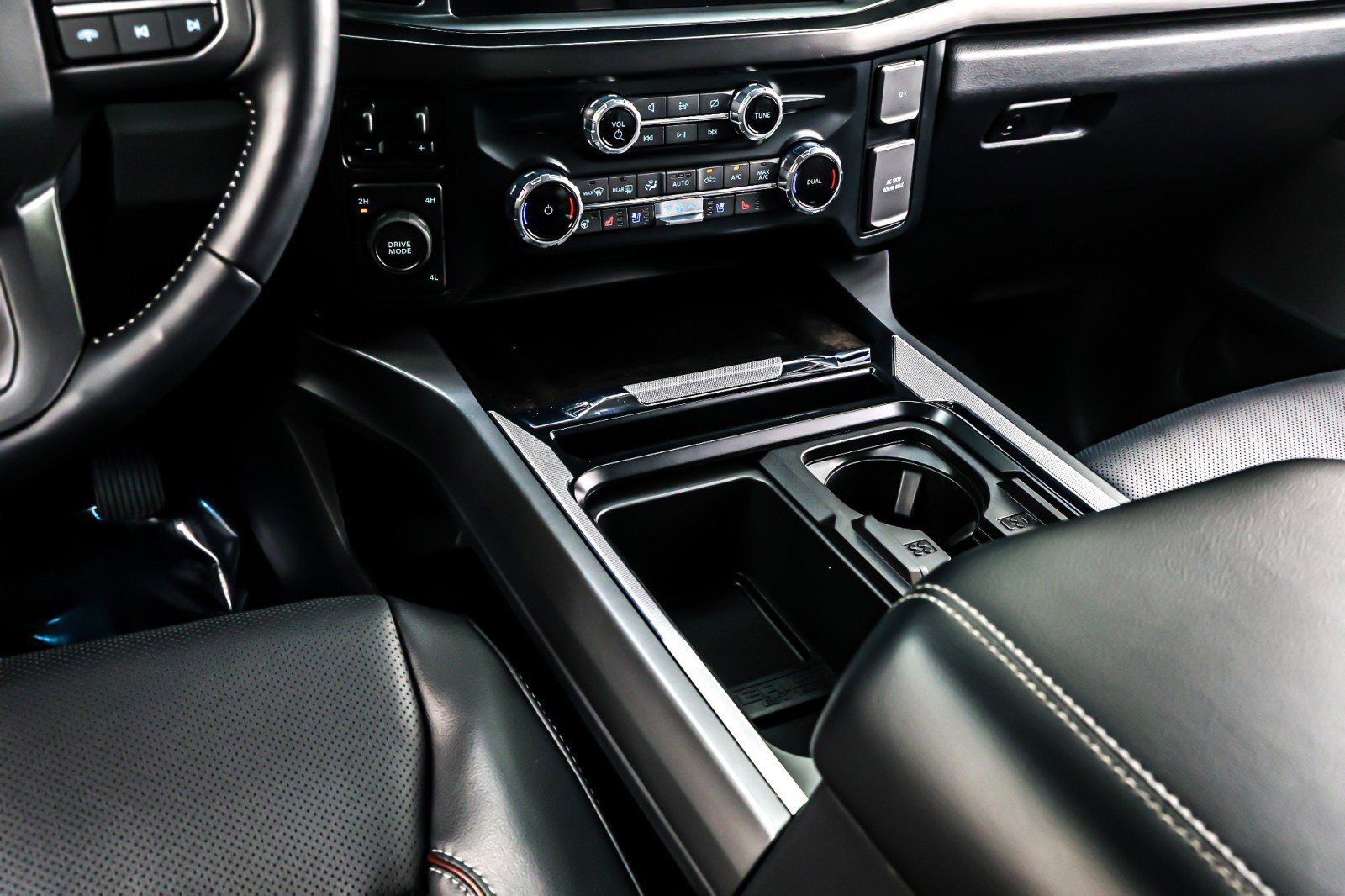 Used 2023 Ford F350 Lariat w/ Camper Package image 7