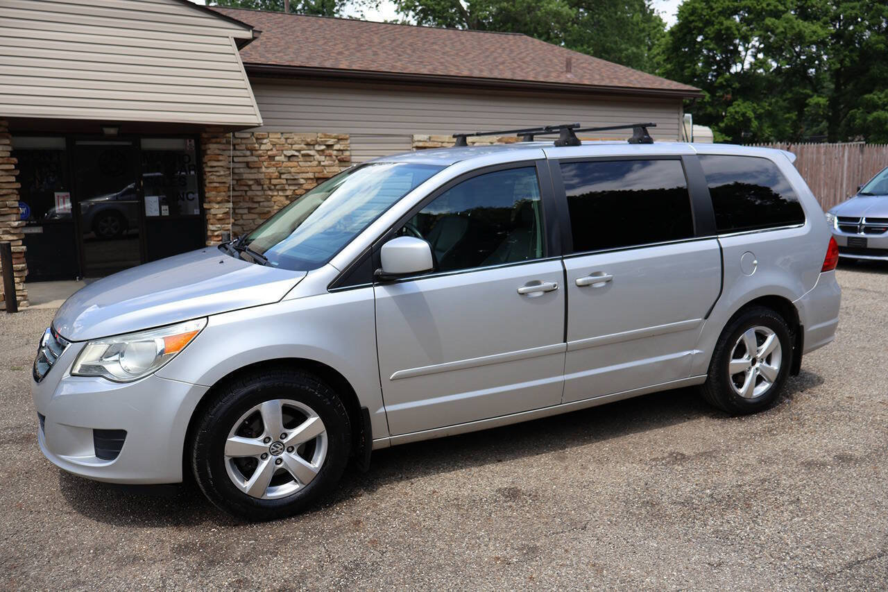 Used 2010 Volkswagen Routan SE FWD image 5