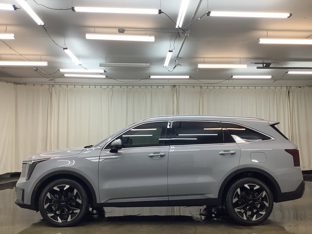 Used 2024 Kia Sorento EX w/ Panoramic Sunroof Package image 10