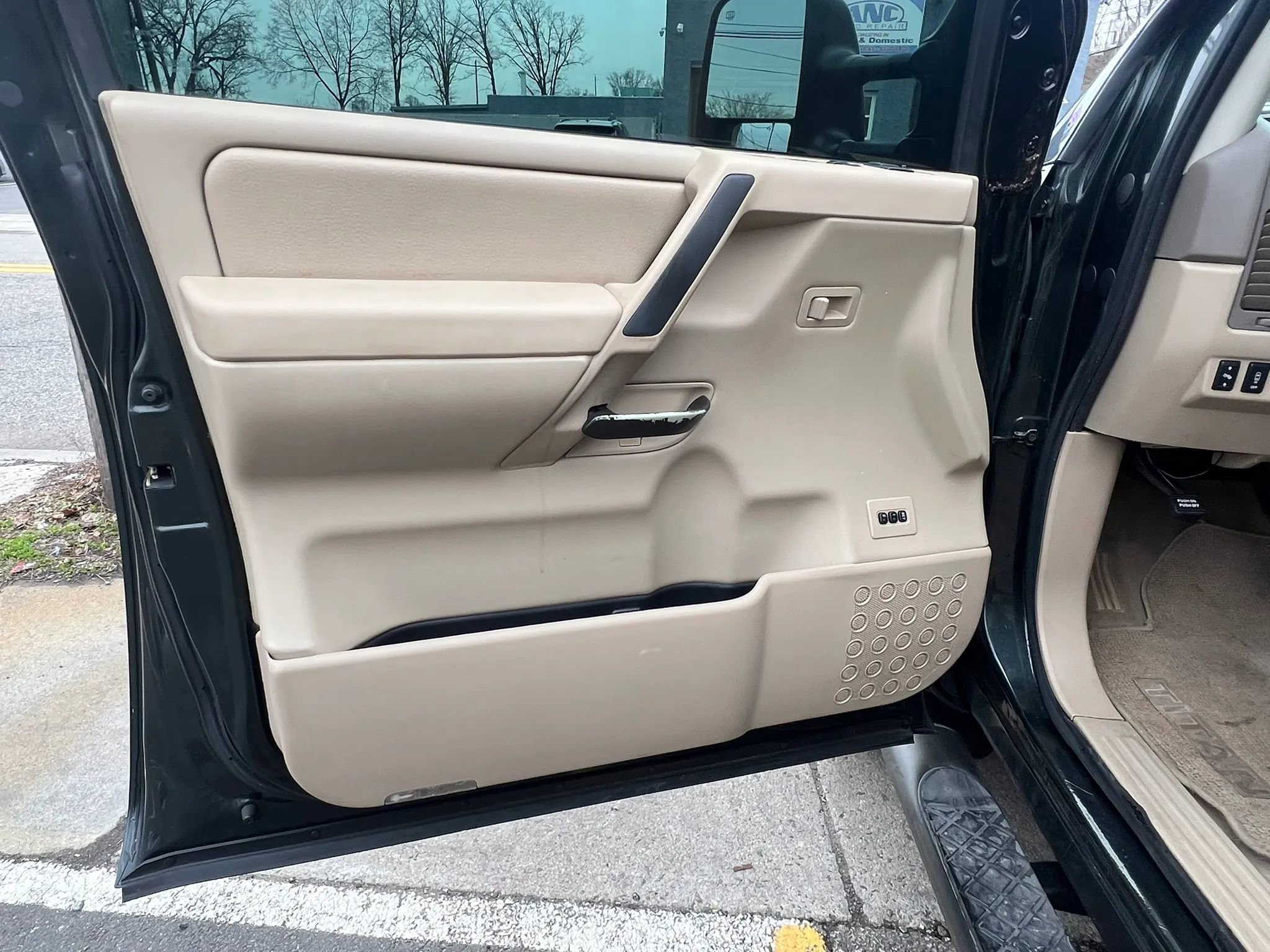 Used 2008 Nissan Titan LE w/ Tow Pkg image 20