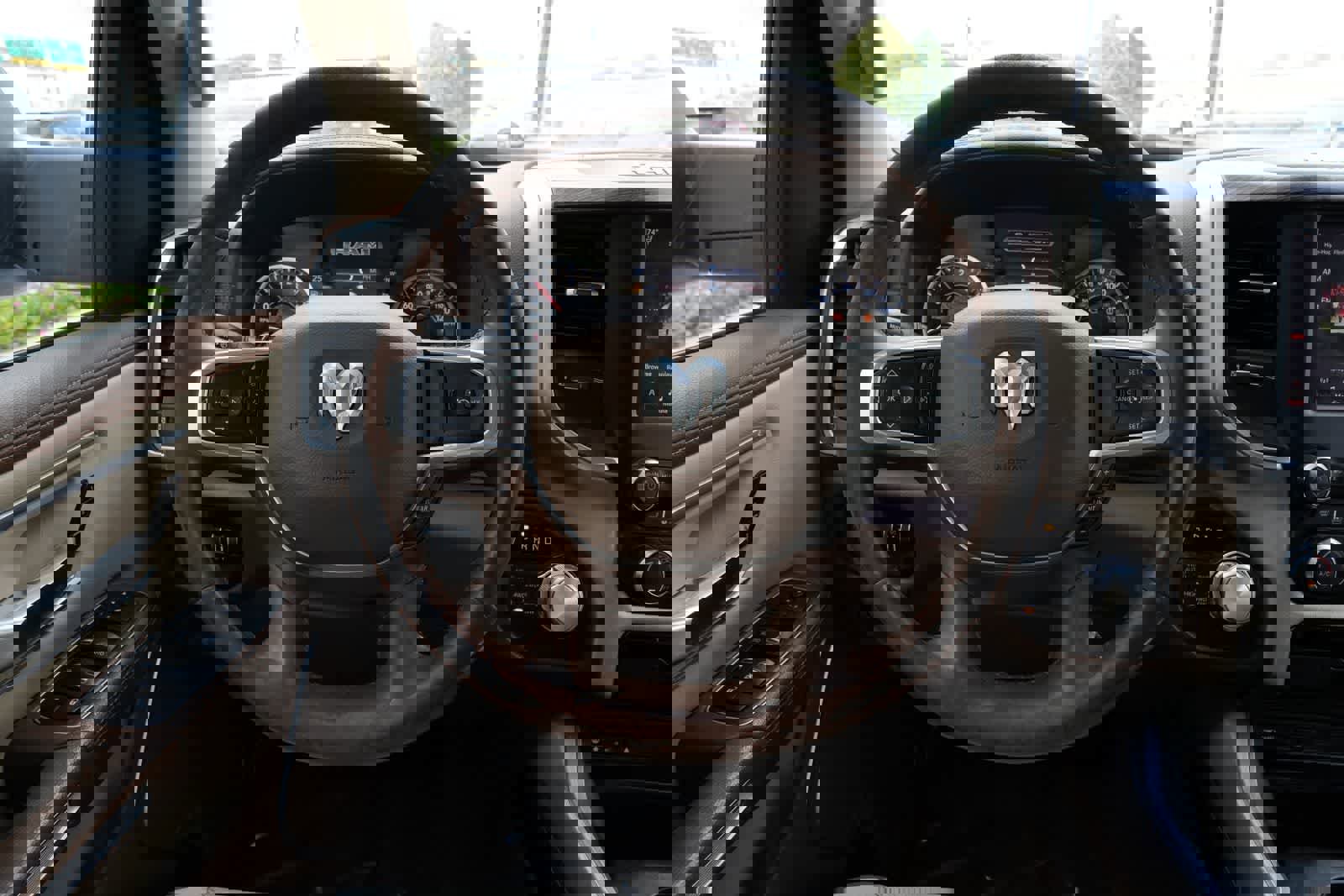 Used 2019 RAM 1500 Laramie AWD/4WD image 3