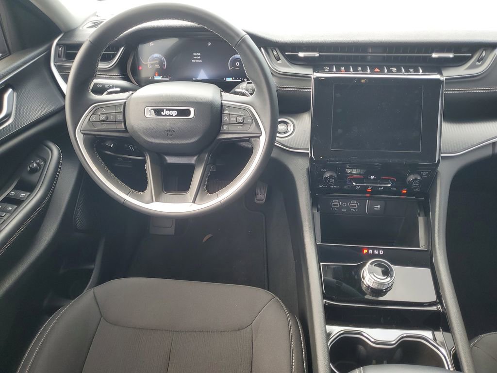 Used 2023 Jeep Grand Cherokee Laredo image 15