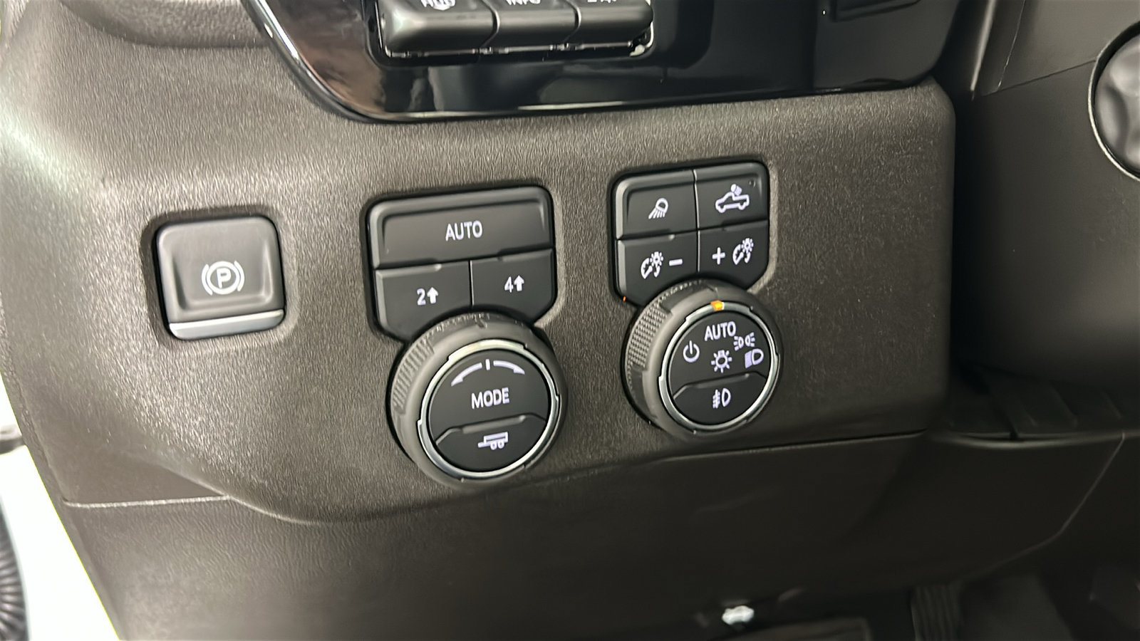 Used 2025 Chevrolet Silverado 1500 LTZ w/ LTZ Premium Package AWD/4WD image 24