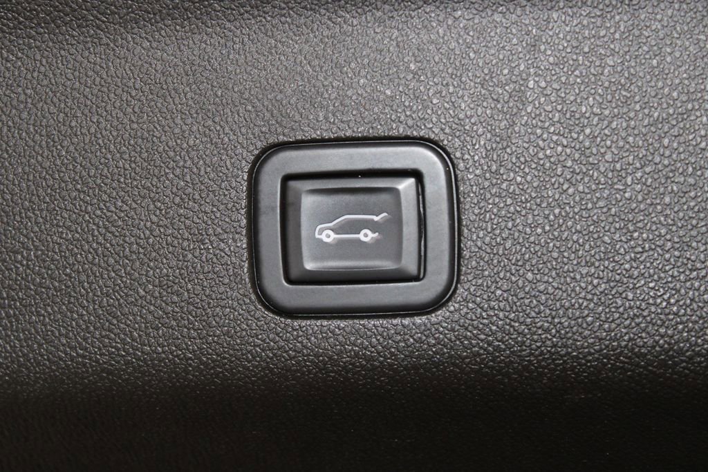 Used 2021 Chevrolet Tahoe Premier w/ Premium Package AWD/4WD image 16