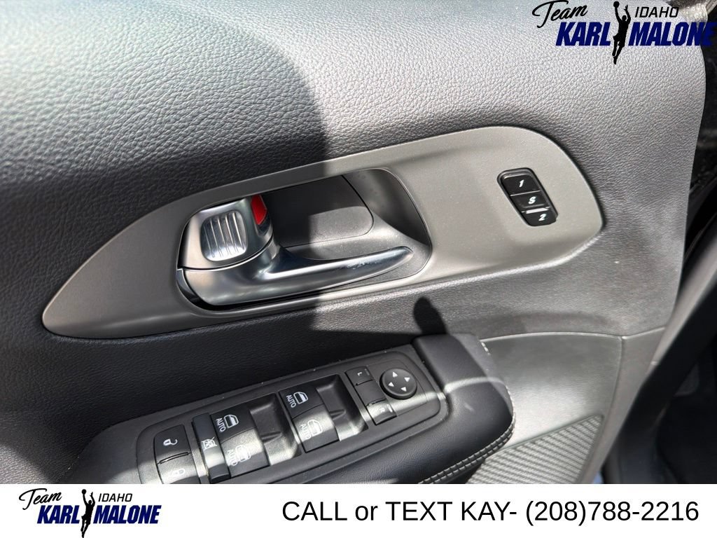 Used 2025 Chrysler Pacifica Select FWD image 23