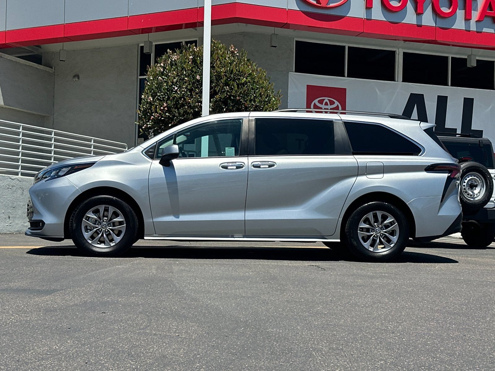 Used 2025 Toyota Sienna XLE FWD image 2