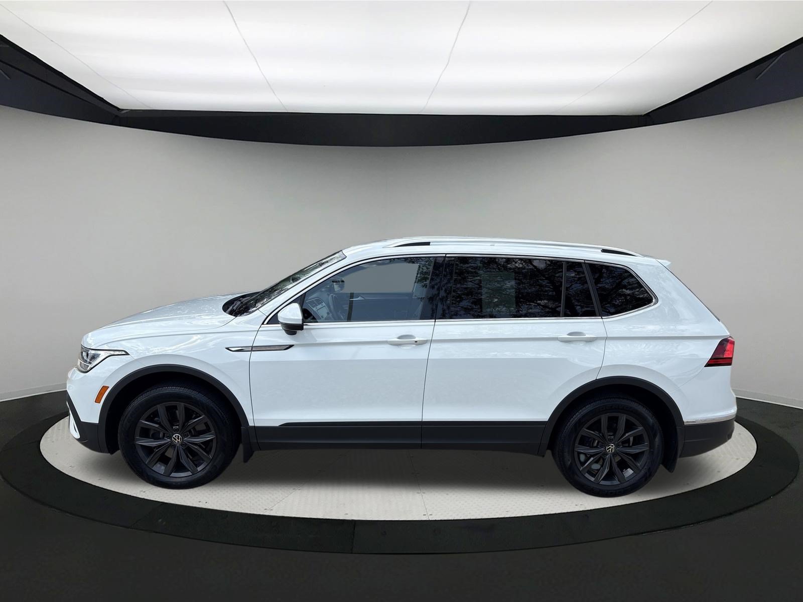 Used 2024 Volkswagen Tiguan SE AWD/4WD image 5