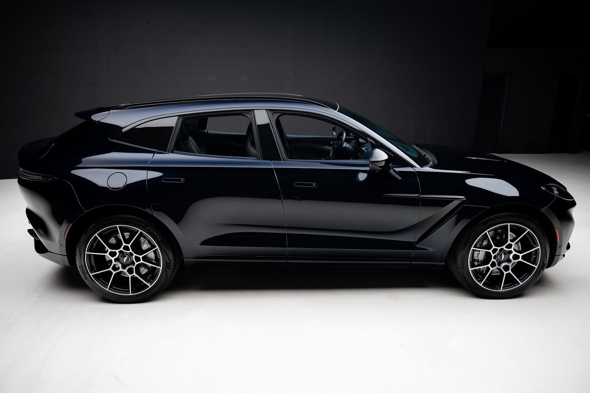Used 2021 Aston Martin DBX AWD/4WD image 33