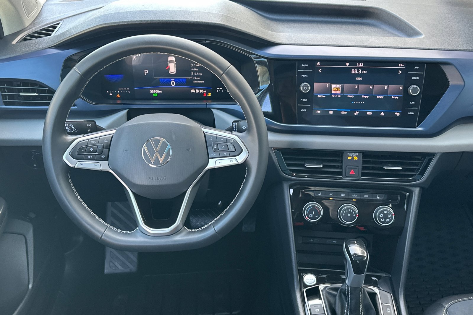 Used 2023 Volkswagen Taos SE w/ Panoramic Sunroof Package FWD image 14