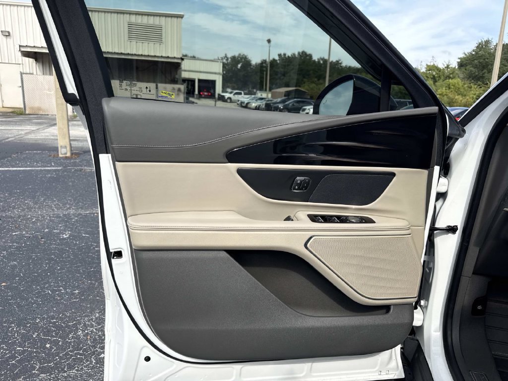 Used 2025 Lincoln Nautilus Premier AWD/4WD image 18