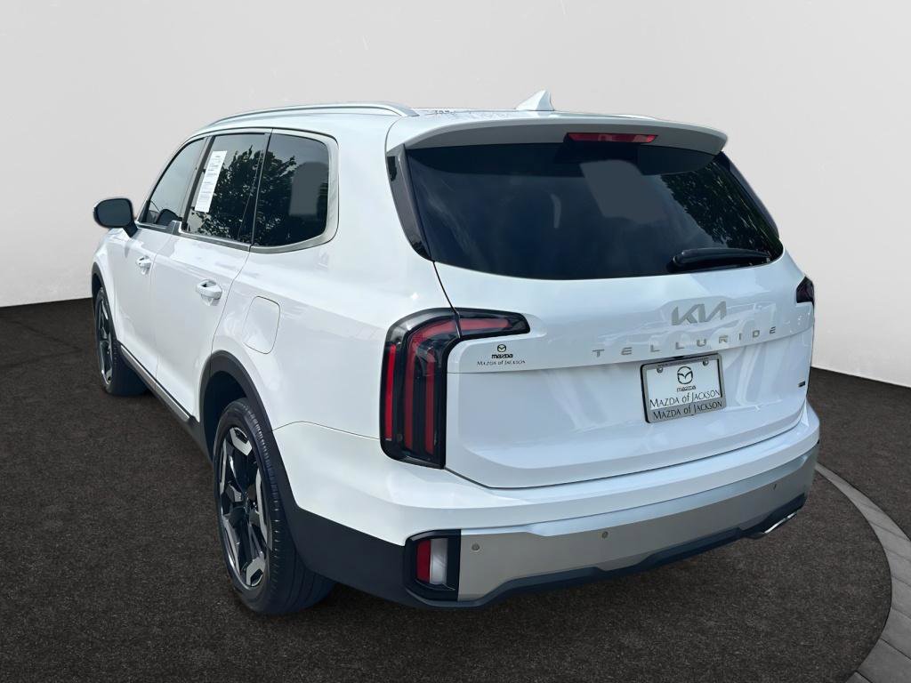Used 2024 Kia Telluride EX w/ EX Captain's Chair Package image 3