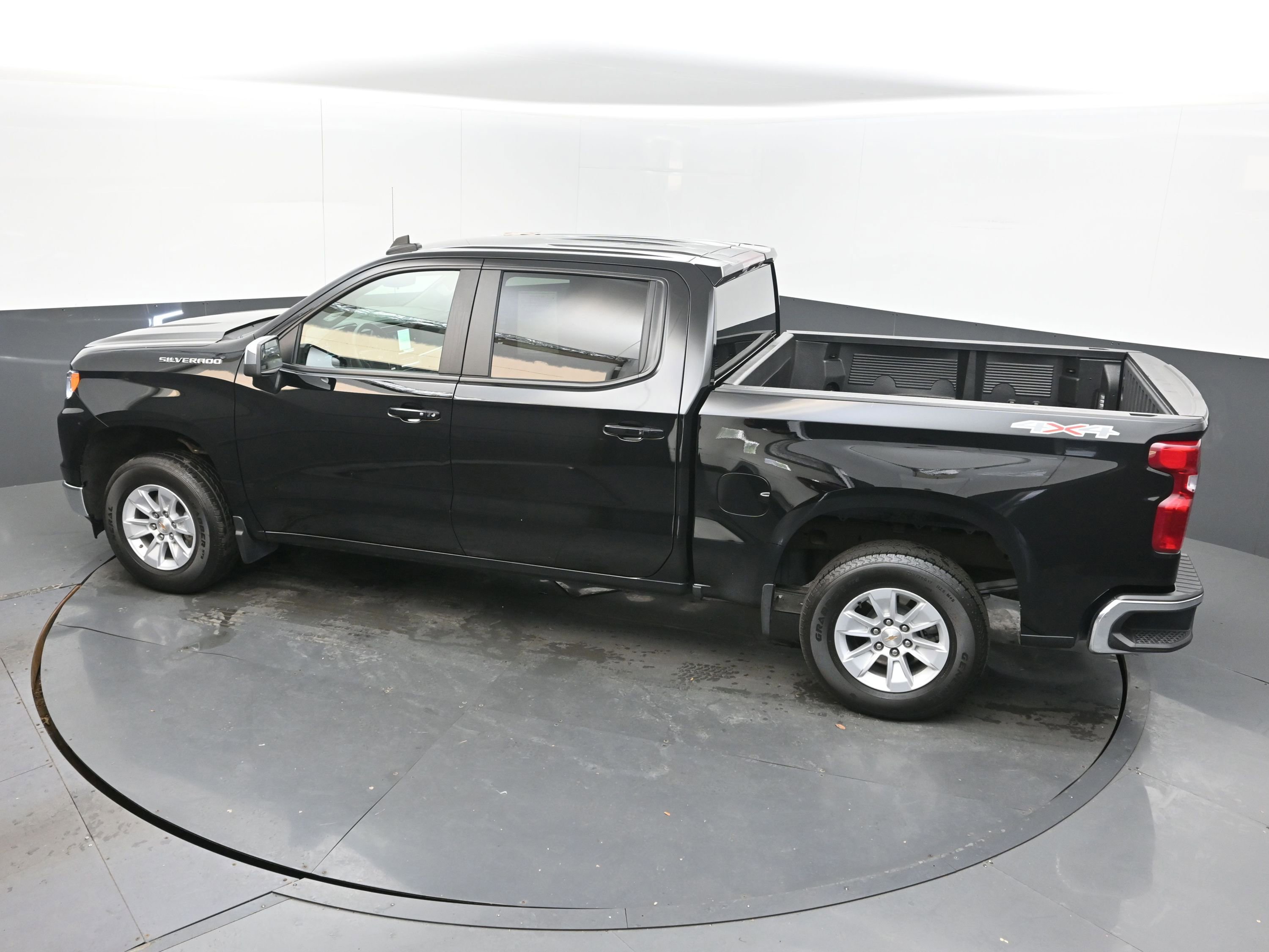 Used 2025 Chevrolet Silverado 1500 LT image 32