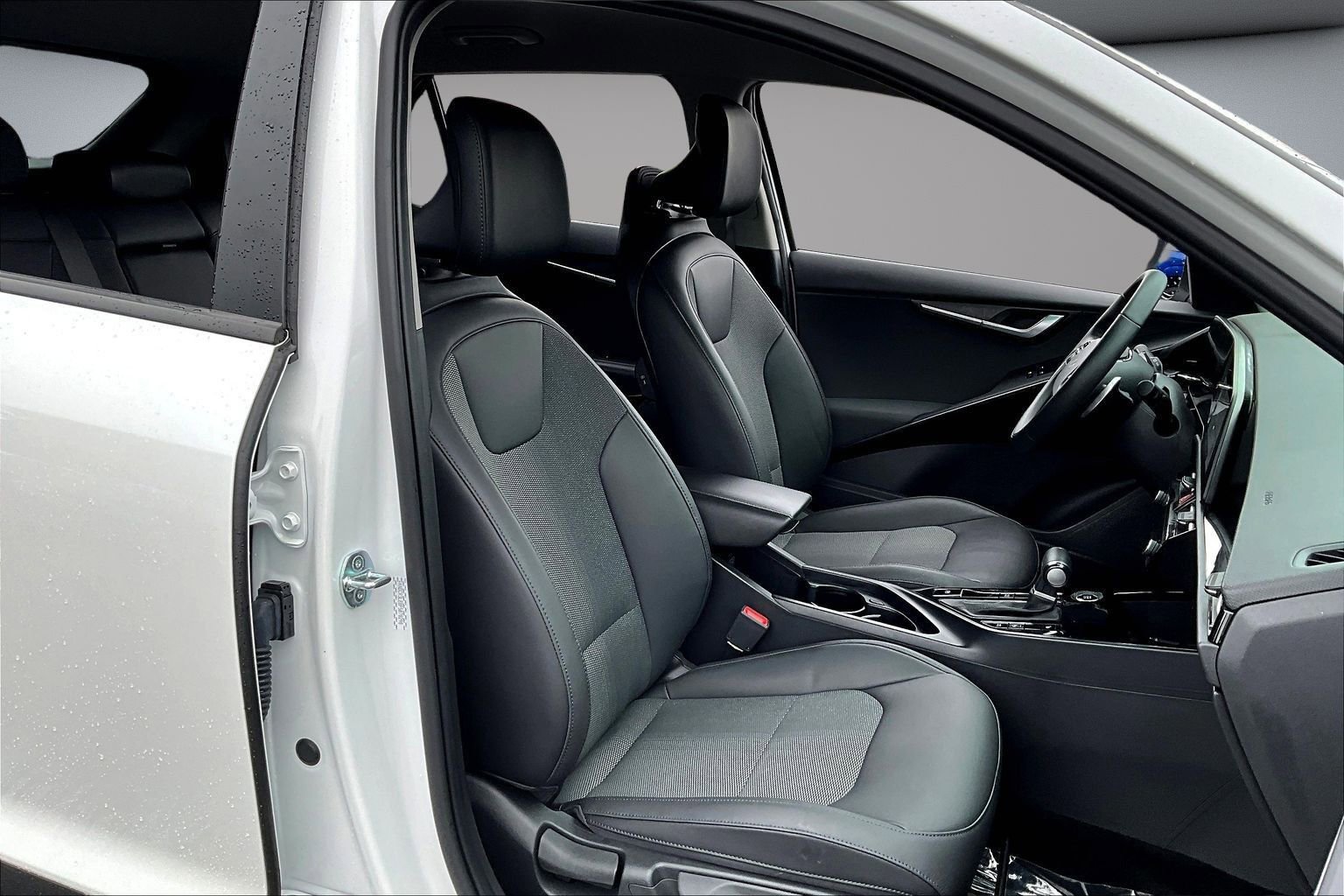 Used 2023 Kia Niro EX image 28