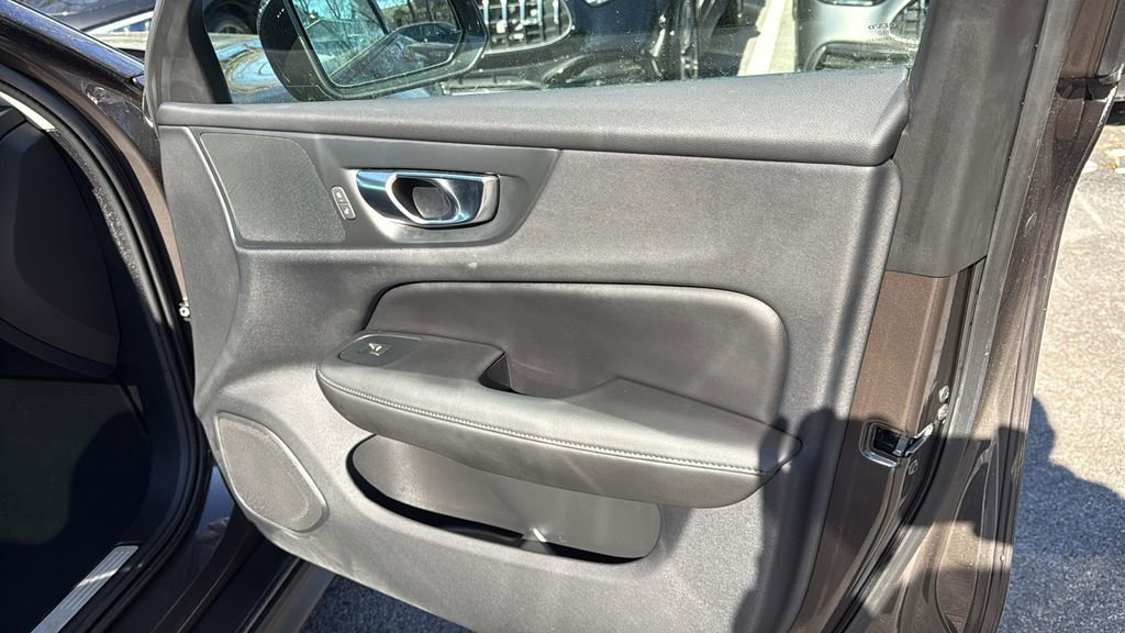 Used 2025 Volvo V60 B5 Cross Country Plus image 13