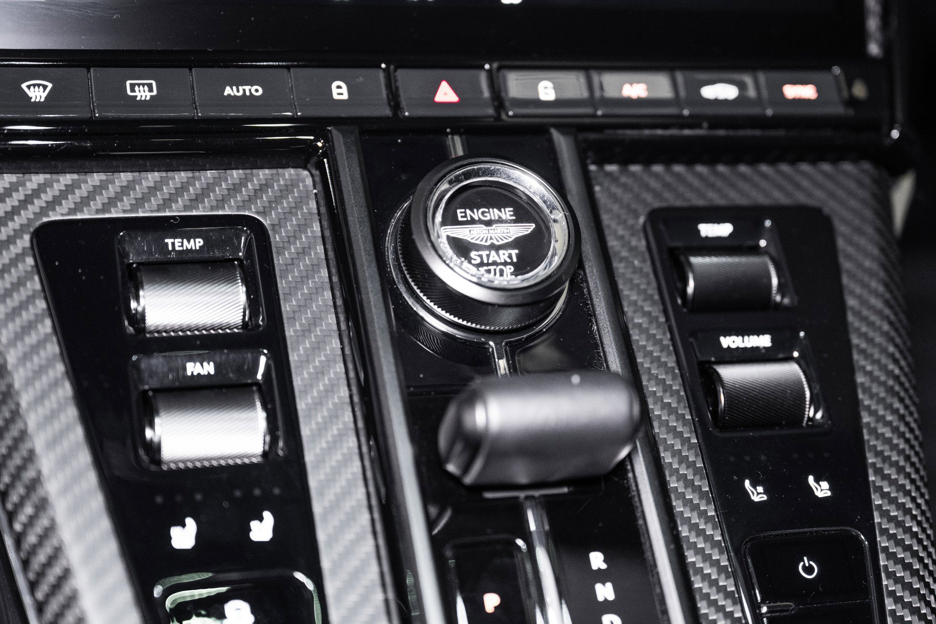 Used 2025 Aston Martin V8 Vantage Coupe image 25