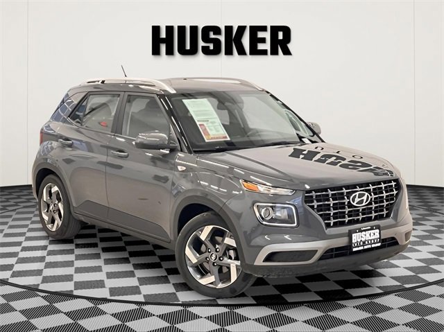 Used 2025 Hyundai Venue SEL video 1