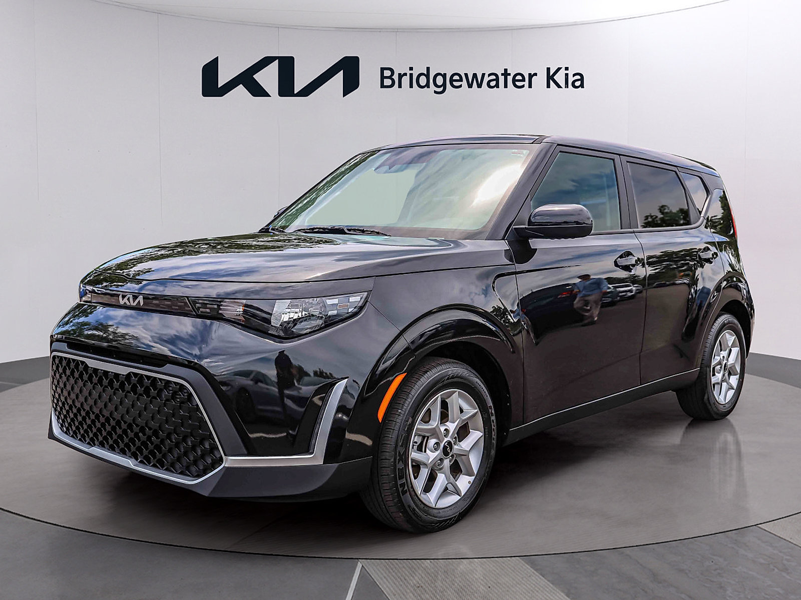 Certified 2025 Kia Soul LX w/ LX Technology Package FWD image 3