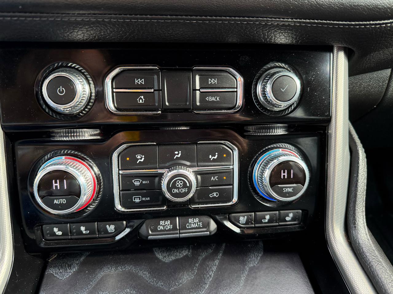 Used 2022 GMC Yukon XL Denali AWD/4WD image 36