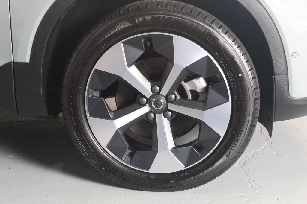 Used 2025 Volvo XC40 B5 Plus AWD/4WD image 17