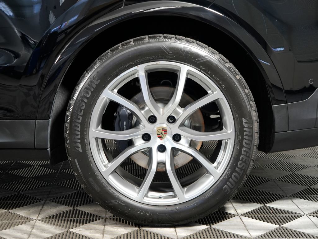 Certified 2024 Porsche Cayenne AWD/4WD image 15