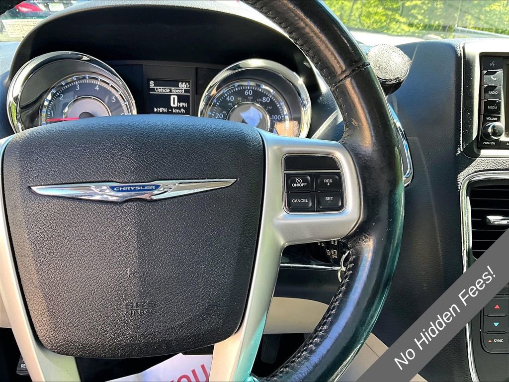 Used 2015 Chrysler Town & Country Touring FWD image 16
