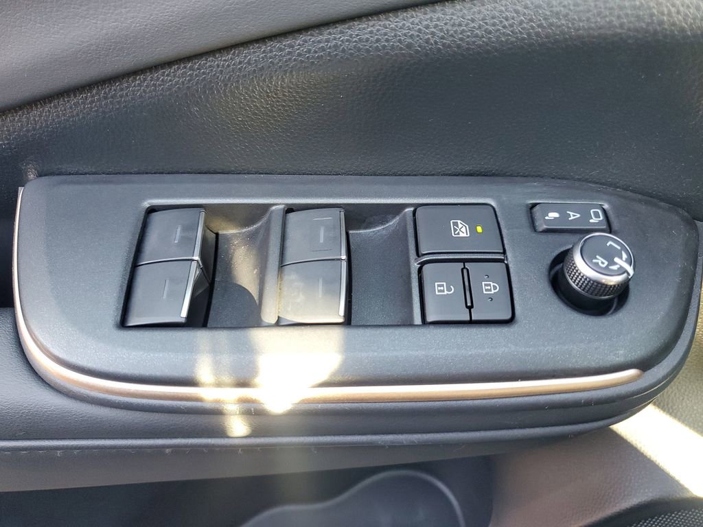 Used 2023 Toyota Crown Limited image 24