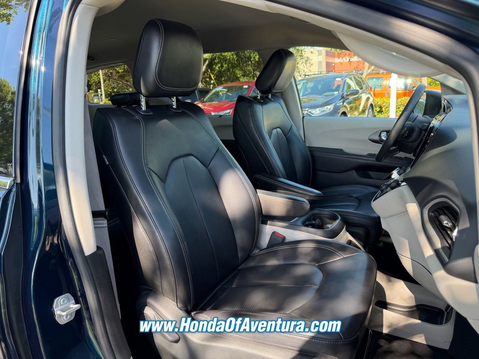 Used 2023 Chrysler Pacifica Touring-L FWD image 11