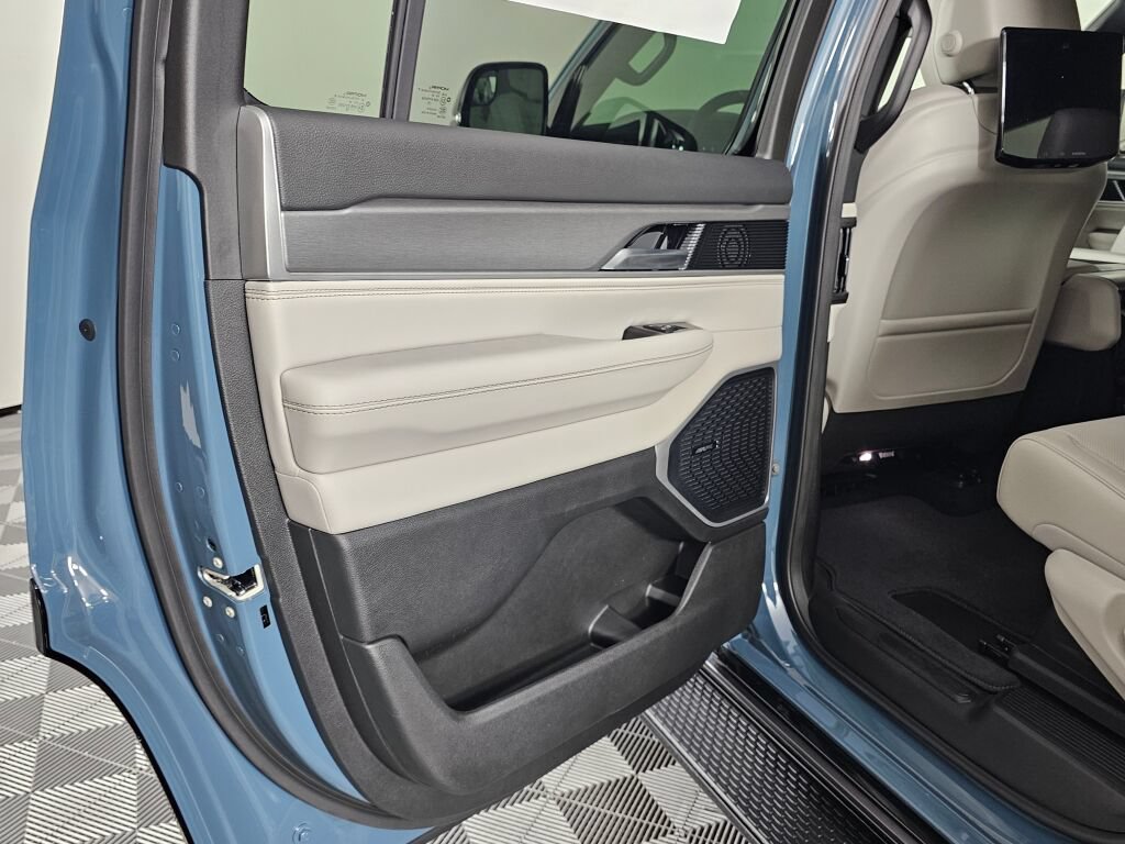 New 2026 Jeep Grand Wagoneer Limited w/ Rear Seat Video Group I AWD/4WD image 31