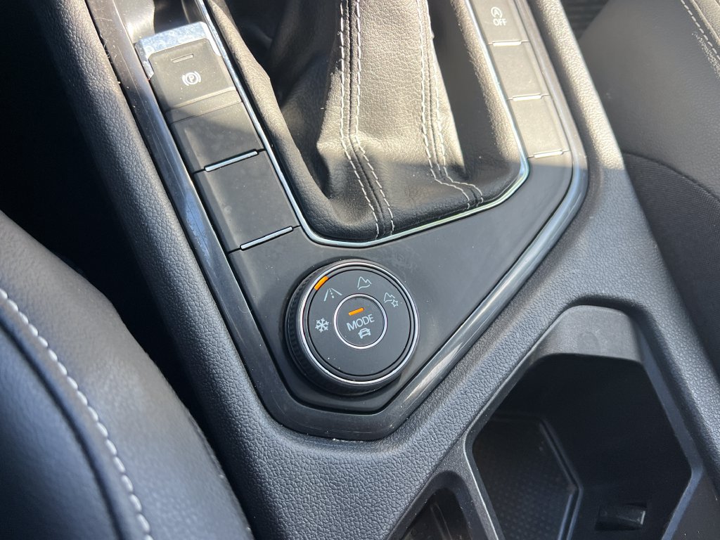 Used 2024 Volkswagen Tiguan SE AWD/4WD image 31