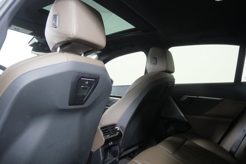 Used 2024 BMW 530i w/ Convenience Package RWD image 16