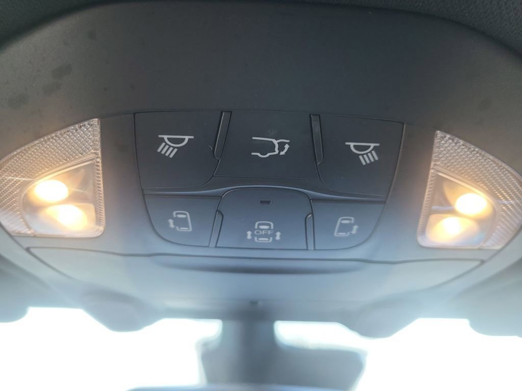 Used 2023 Chrysler Pacifica Limited w/ Uconnect Theater Family Group image 18