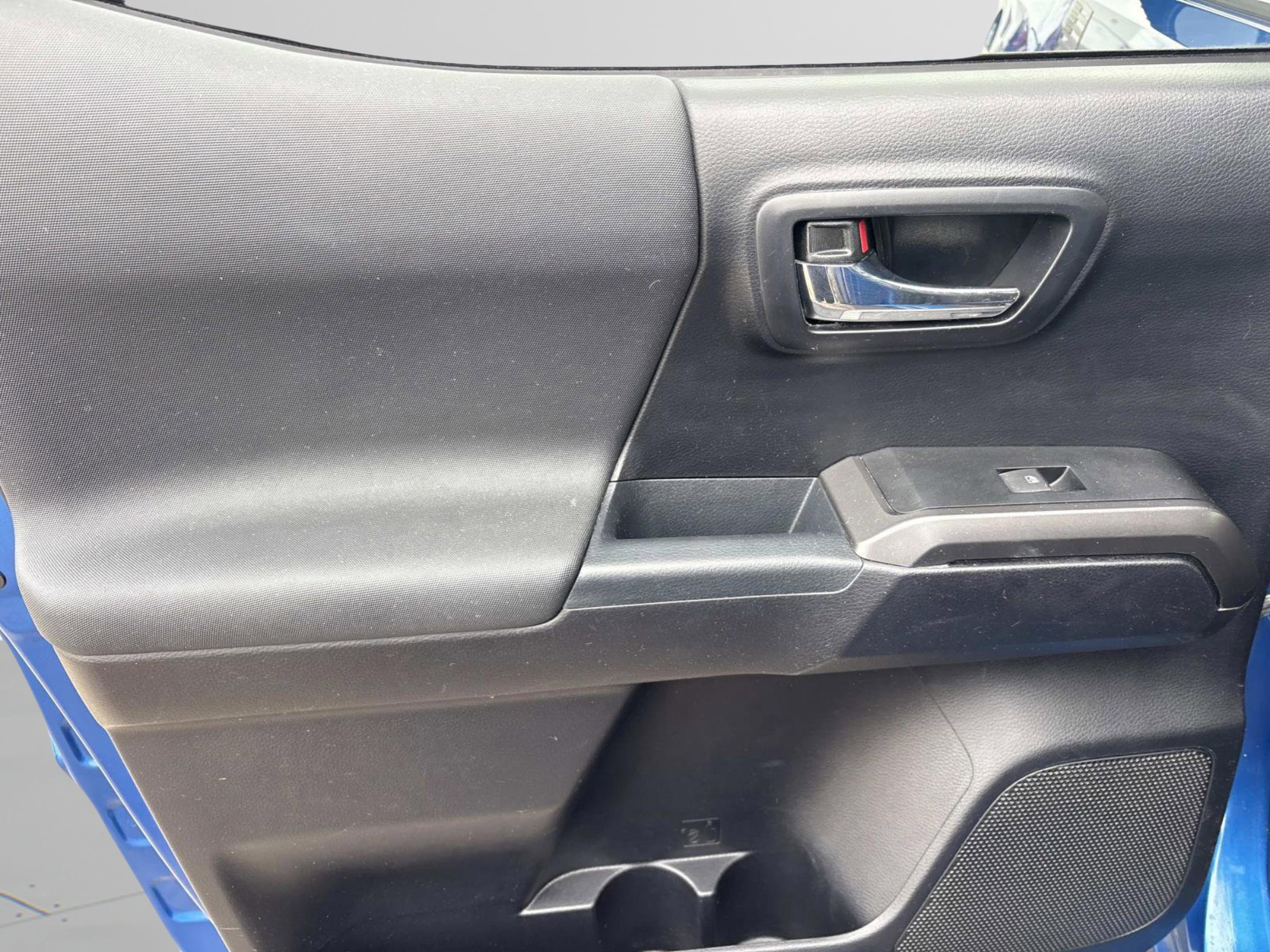 Used 2018 Toyota Tacoma TRD Off-Road image 18