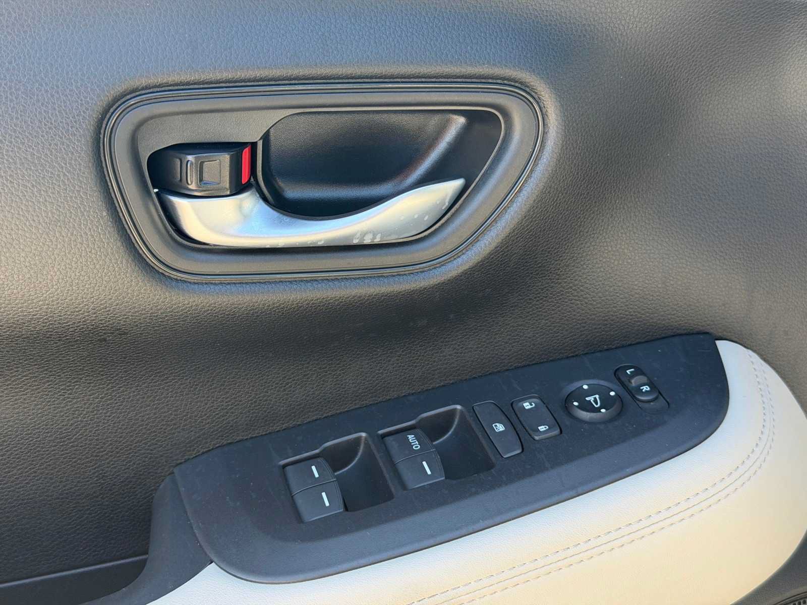 Used 2025 Honda HR-V LX image 14