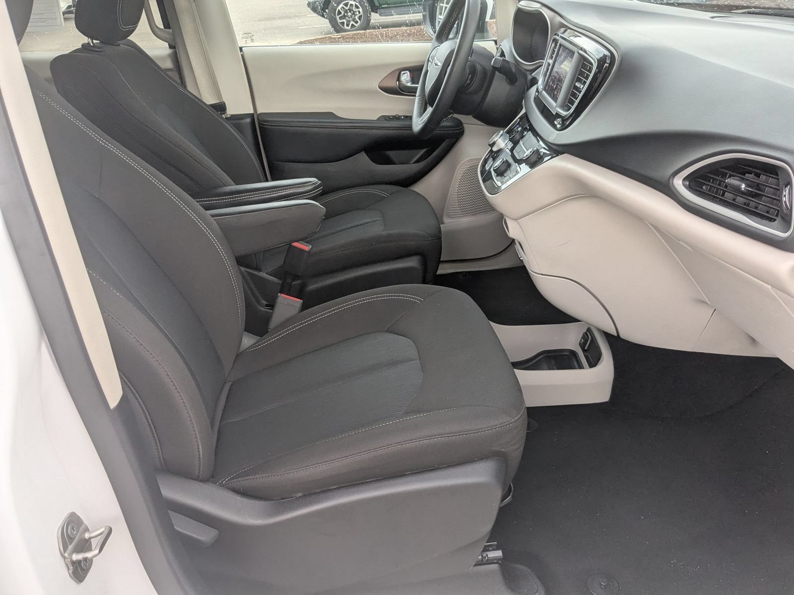 Used 2023 Chrysler Voyager LX FWD image 34